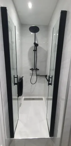 Présentation d'une salle de bain réalisée par Dom Habitat Rénov' à Clermont-Ferrand, Clermont-Ferrand, DOME HABITAT RÉNOV