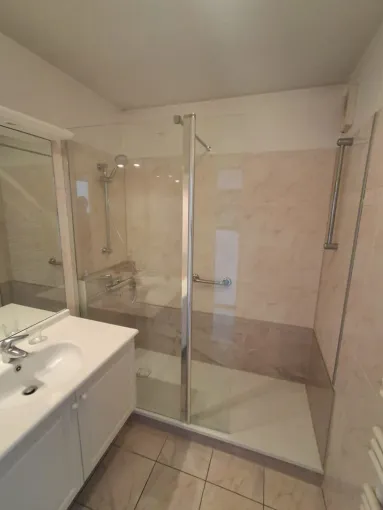 Une douche moderne à Clermont-Ferrand, Clermont-Ferrand, DOME HABITAT RÉNOV