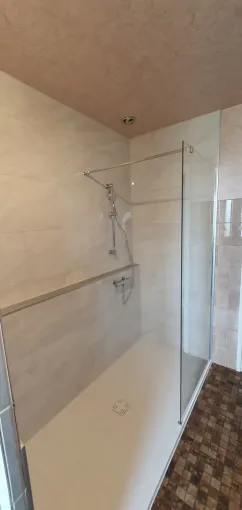 Réalisation d'une douche très spacieuse à Riom, Clermont-Ferrand, DOME HABITAT RÉNOV