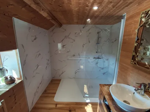 Réalisation d'une salle de bain moderne et spacieuse dans le Puy-de-Dôme, Clermont-Ferrand, DOME HABITAT RÉNOV