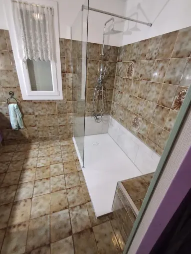 Dom Adapt Conseils transforme une salle de bain à Orcines, Clermont-Ferrand, DOME HABITAT RÉNOV