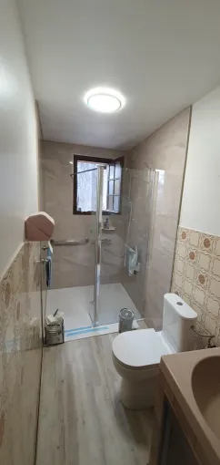 Dom Adapt Conseils réalise une douche PMR à Riom, Clermont-Ferrand, DOME HABITAT RÉNOV