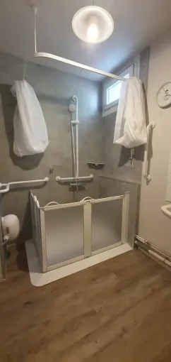 Dom Adapt Conseils transforme une salle de bain pour une personne en situation de handicap, Clermont-Ferrand, DOME HABITAT RÉNOV