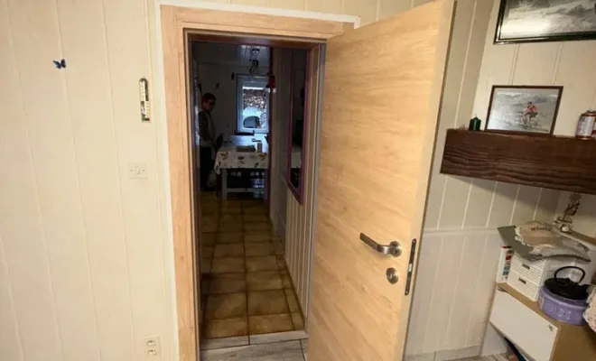 Aménagement d'une porte sur-mesure colorie bois à Clermont-Ferrand, Clermont-Ferrand, DOME HABITAT RÉNOV