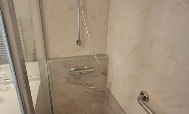 Une douche moderne à Clermont-Ferrand, Clermont-Ferrand, DOME HABITAT RÉNOV