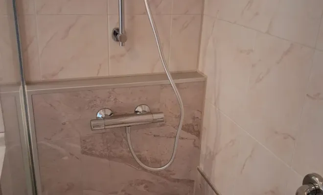 Une douche moderne à Clermont-Ferrand, Clermont-Ferrand, DOME HABITAT RÉNOV