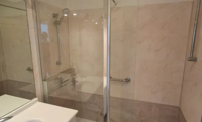 Une douche moderne à Clermont-Ferrand, Clermont-Ferrand, DOME HABITAT RÉNOV