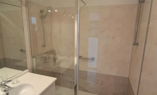 Une douche moderne à Clermont-Ferrand, Clermont-Ferrand, DOME HABITAT RÉNOV