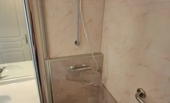 Une douche moderne à Clermont-Ferrand, Clermont-Ferrand, DOME HABITAT RÉNOV