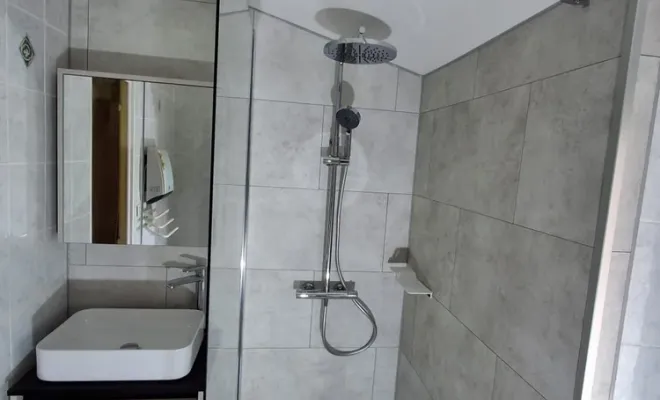Réalisation d'une salle de bain à Thiers dans le Puy-de-Dôme, Clermont-Ferrand, DOME HABITAT RÉNOV