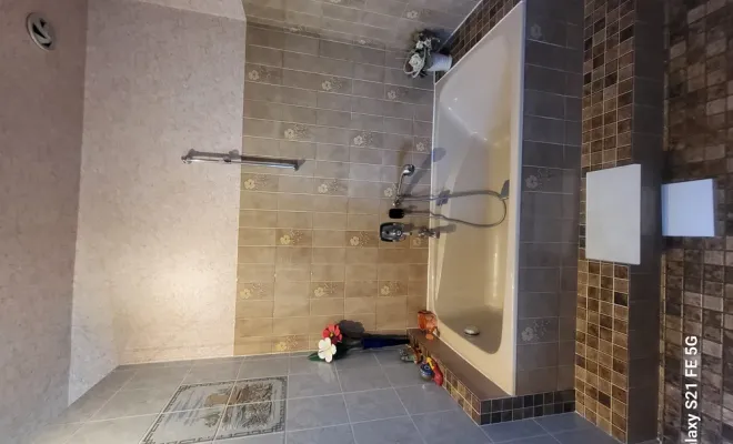 Réalisation d'une douche très spacieuse à Riom, Clermont-Ferrand, DOME HABITAT RÉNOV