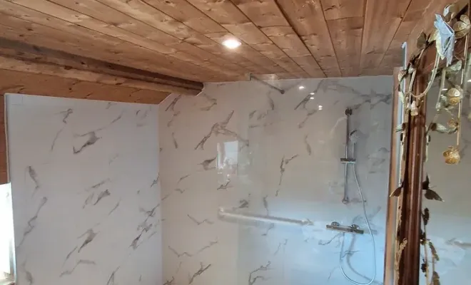 Réalisation d'une salle de bain moderne et spacieuse dans le Puy-de-Dôme, Clermont-Ferrand, DOME HABITAT RÉNOV