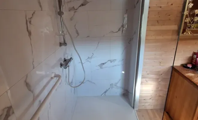 Réalisation d'une salle de bain moderne et spacieuse dans le Puy-de-Dôme, Clermont-Ferrand, DOME HABITAT RÉNOV
