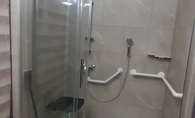 Dom Adapt Conseils présente son dernier projet de salle de bain PMR Clermont-Ferrand, Clermont-Ferrand, DOME HABITAT RÉNOV