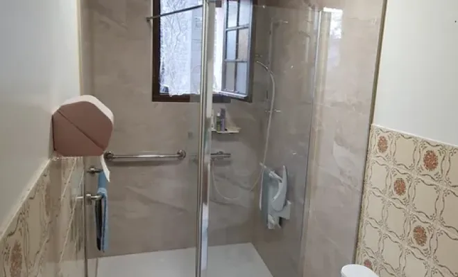 Dom Adapt Conseils réalise une douche PMR à Riom, Clermont-Ferrand, DOME HABITAT RÉNOV