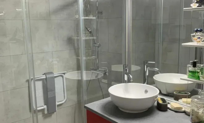 Dom Adapt conseils à réaliser une douche PMR à Clermont-Ferrand, Clermont-Ferrand, DOME HABITAT RÉNOV