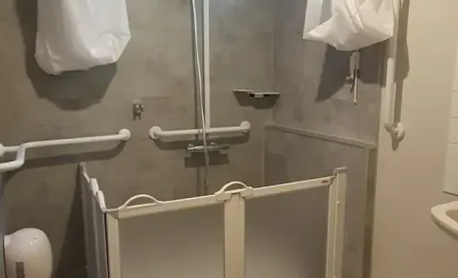 Dom Adapt Conseils transforme une salle de bain pour une personne en situation de handicap, Clermont-Ferrand, DOME HABITAT RÉNOV
