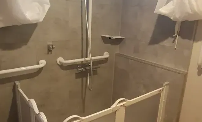 Dom Adapt Conseils transforme une salle de bain pour une personne en situation de handicap, Clermont-Ferrand, DOME HABITAT RÉNOV