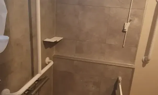 Dom Adapt Conseils transforme une salle de bain pour une personne en situation de handicap, Clermont-Ferrand, DOME HABITAT RÉNOV